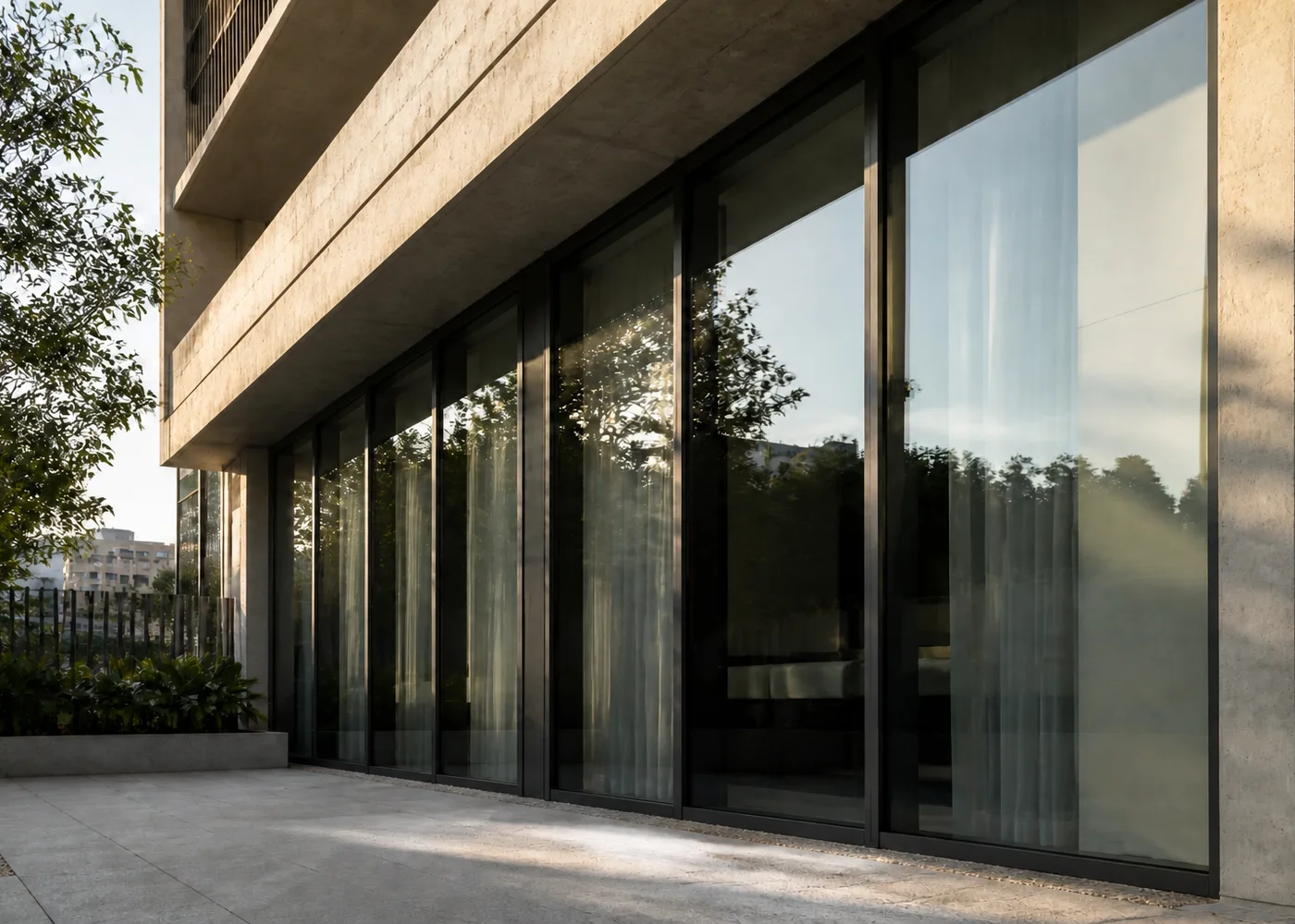 Fachada contemporânea com grandes superfícies de vidro e controle da incidência solar.